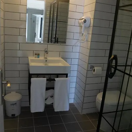Z Hotel *